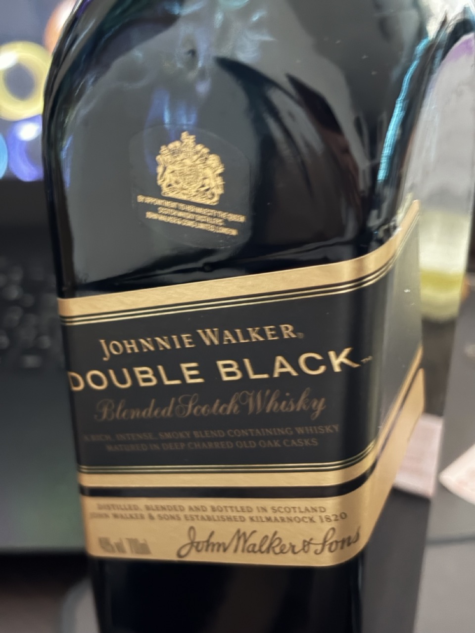 手元のジョニーウォーカー ダブルブラック正面ラベルのBlended Scotch Whisky表示