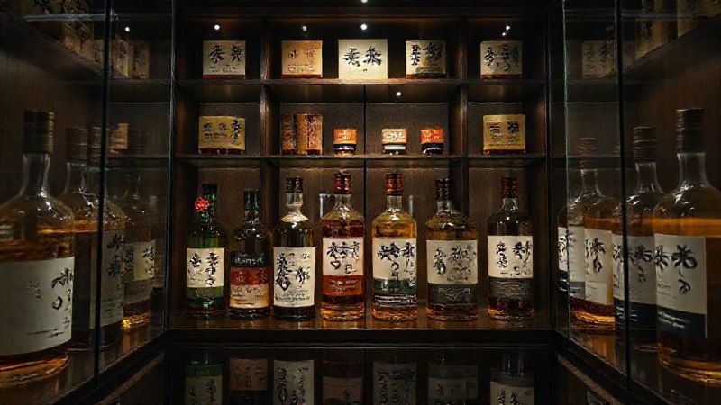 希少な高級ジャパニーズウイスキーが並ぶ個人のコレクションルーム。資産価値の高さを感じさせる重厚な空間