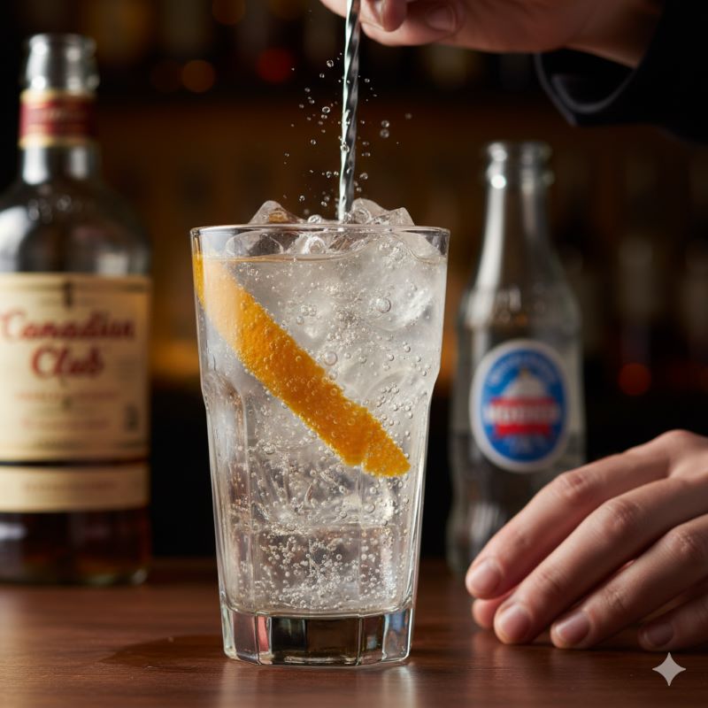 カウンターテーブルでバーテンダーがウイスキーとソーダを黄金比で混ぜ、レモンピールを添えたカナディアンウイスキーのハイボールを作っている様子。周りにはカナディアンクラブのボトルやソーダ瓶が置かれている。
