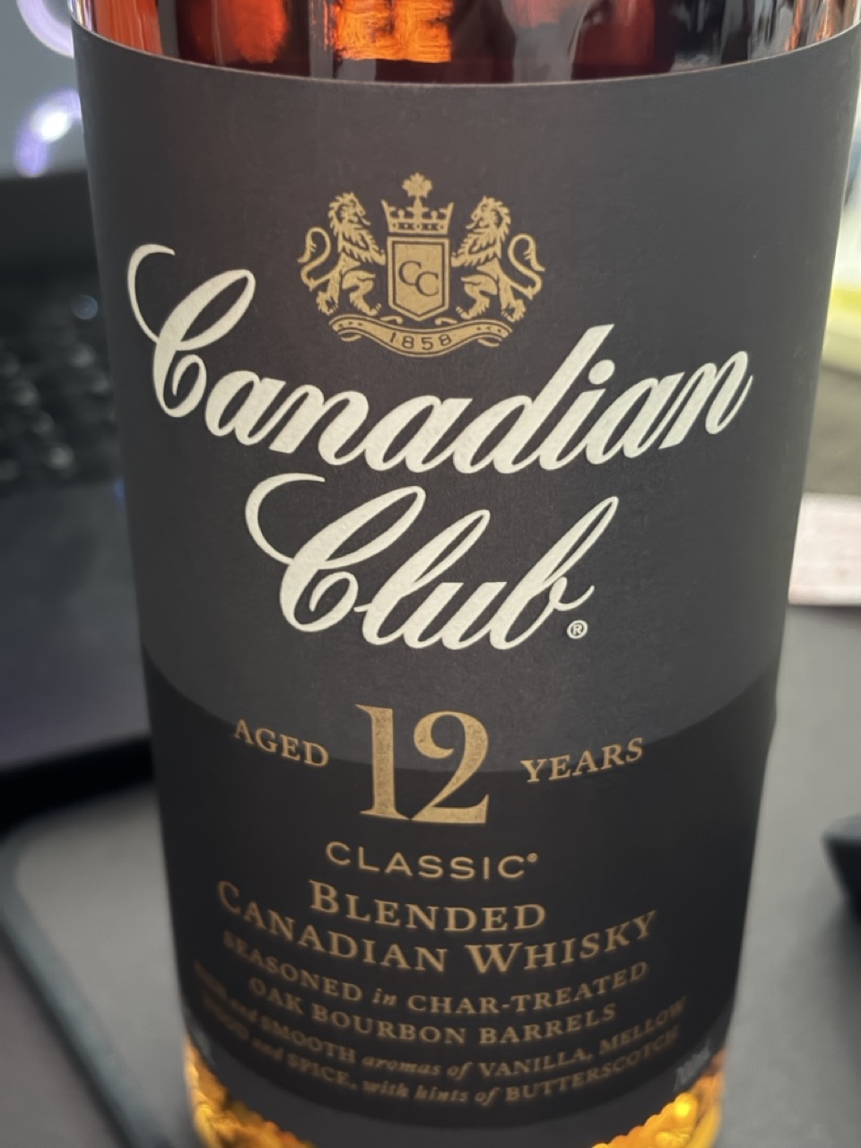 カナディアンクラブ クラシック12年の前面ラベル。12年表記とBLENDED CANADIAN WHISKYの表示